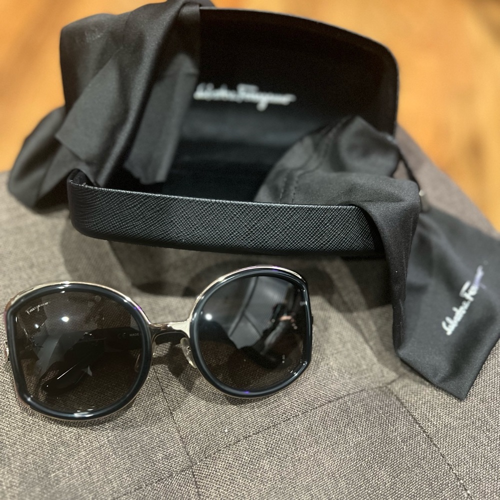 SALVATORE FERRAGAMO 52mm
Oversized Sunglasses - Black with Gold hardware